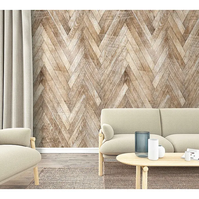 Marburg Fototapete Holzoptik - B x H: 159 mm x 270 cm, Vlies, Braun - Modernes Wohnzimmer mit hellbeigem Polstersofa und Sessel, einem runden Holztisch und einer markanten Fischgrät-Holzwand.