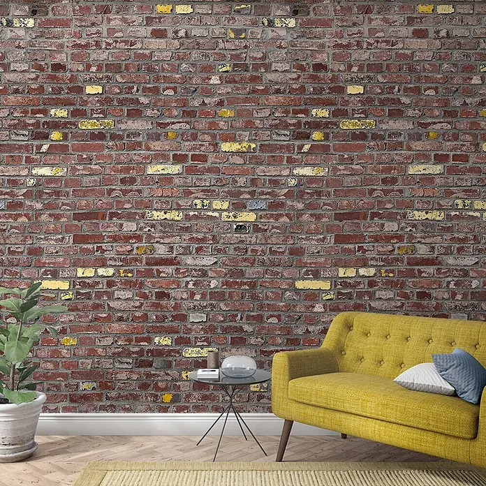 Marburg Smart Art Easy Fototapete Mauer - B x H: 159 mm x 270 cm, Vlies, Rot-Gold - Gelbes getuftetes Sofa mit Holzbeinen vor einer rustikalen Backsteinmauer.