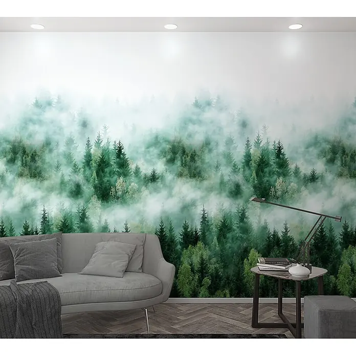 Marburg Smart Art Easy Fototapete Wald - B x H: 159 mm x 270 cm, Vlies, Grün - Nebliger Wald-Wandbild auf einer Wohnzimmerwand hinter einem grauen Sofa, schafft eine ruhige Atmosphäre.