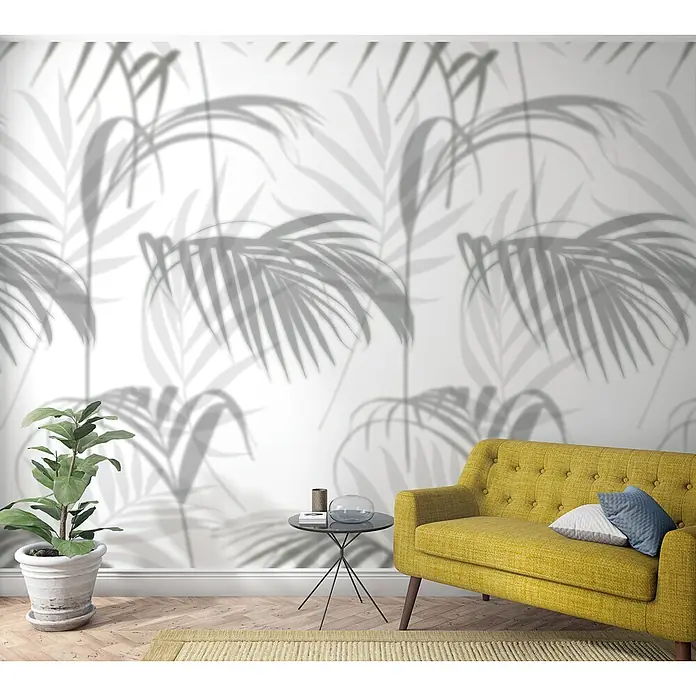 Marburg Smart Art Easy Fototapete Palmen - B x H: 159 mm x 270 cm, Vlies, Grau - Ein modernes Wohnzimmer mit gelbem getuftetem Sofa, Topfpflanze und Beistelltisch. Zarte Palmenblattschatten erscheinen.