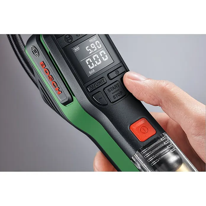 Bosch Akku-Luftpumpe Pneo Fahrradtasche - 3,6 V, Max. Druck: 10,3 bar - Nahaufnahme eines schwarz-grünen Bosch tragbaren Reifenfüllers mit Digitalanzeige '0.00 BAR'. Eine Hand drückt einen Knopf.
