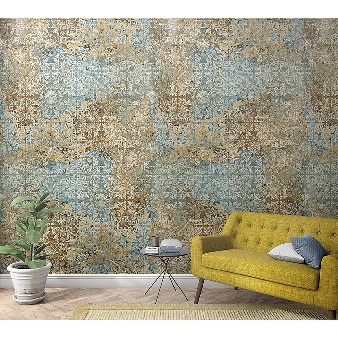 Marburg Smart Art Aspiration Fototapete Ornamental - B x H: 159 mm x 270 cm, Vlies, Beige-Blau - Tapete mit distressed Damastmuster in Blau-, Braun- und Weißtönen an einer Wand.