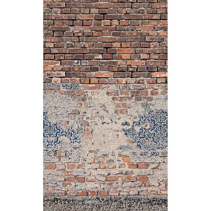Marburg Fototapete Mauer I - B x H: 159 mm x 270 cm, Vlies - Verwitterte Ziegelwandstruktur mit abblätterndem Putz, der blau-weiße Azulejo-Fliesen und einen groben Betonsockel zeigt.