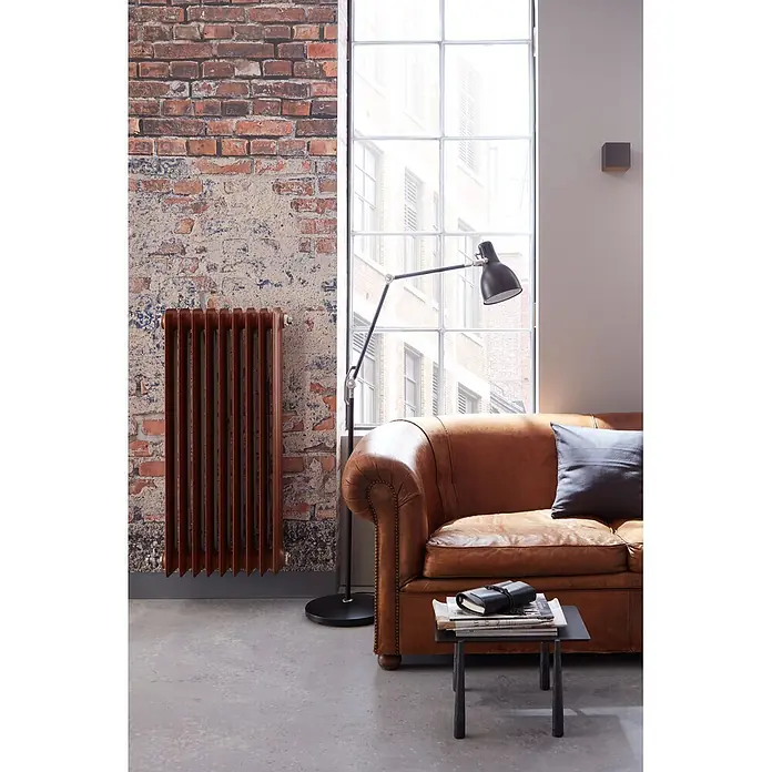 Marburg Fototapete Mauer I - B x H: 159 mm x 270 cm, Vlies - Ein klassisches braunes Ledersofa mit genieteter Armlehne steht in einem hellen Raum neben einem Fenster, mit Beistelltisch und Lampe.
