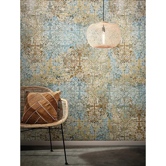 Marburg Smart Art Aspiration Fototapete Ornamental - B x H: 159 mm x 270 cm, Vlies, Beige-Blau - Tapete mit distressed Damastmuster in Blau, Braun und Weiß, die einen gealterten, verzierten Look im Raum erzeugt.