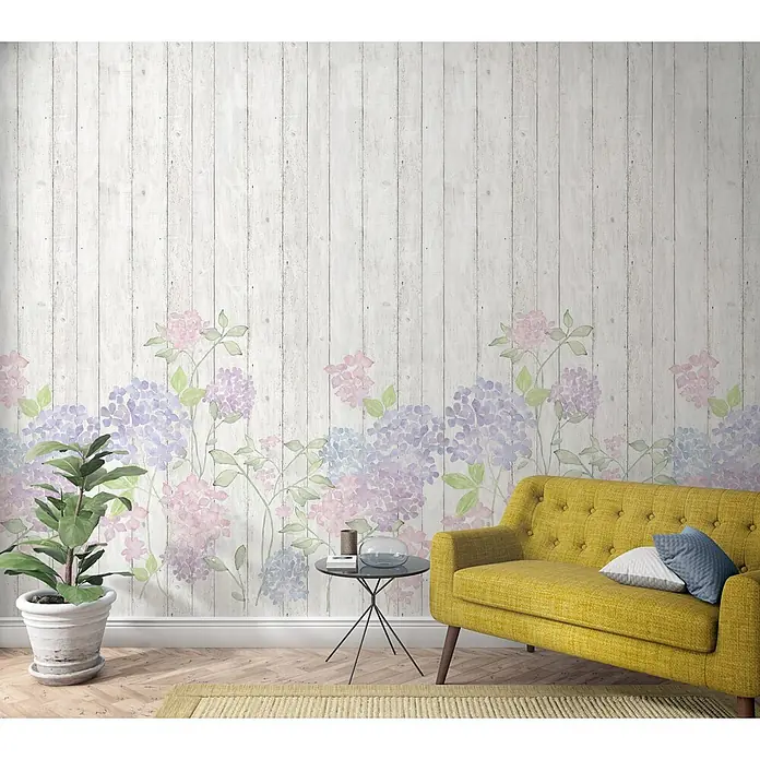 Marburg Fototapete Holz Floral - B x H: 159 mm x 270 cm, Vlies - Weiße Holzplanken-Tapete mit Aquarell-Hortensien, die einen ruhigen botanischen Akzent in einem Raum mit gelbem Sofa setzt.