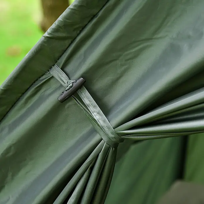 Outsunny Campingliege - Dunkelgrün, B x T: 86 x 193 cm, Polyester - Dunkelgrüner Outdoor-Stoff, möglicherweise ein Zelt, mit schwarzem Knebelverschluss gerafft.