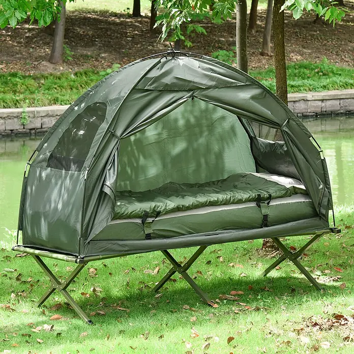 Outsunny Campingliege - Dunkelgrün, B x T: 86 x 193 cm, Polyester - Olivgrünes erhöhtes Zeltbett mit offener Front und Schlafsack darin, an einem Teich auf einer Grasfläche aufgestellt.