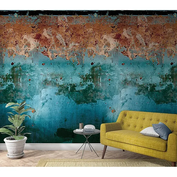 Marburg Fototapete Steinoptik - B x H: 159 mm x 270 cm, Vlies, Blau-Rot - Gelbes, getuftetes Stoffsofa mit zwei Zierkissen in einem modernen Wohnzimmerambiente.