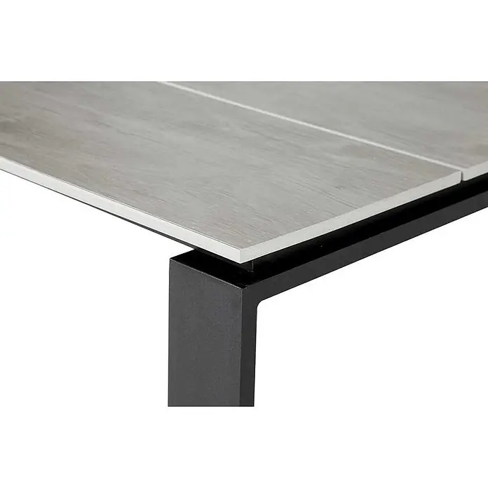 Ebuy24 Gartentisch Martinus - L x B x H: 100 x 210 x 75 cm, Ø x H: 210 x 75 cm, Aluminium Nonwood, Sonstige, Grau - Nahaufnahme eines Tisches mit hellgrauer Holzoptik-Fliesenplatte und schwarzen eckigen Metallbeinen.