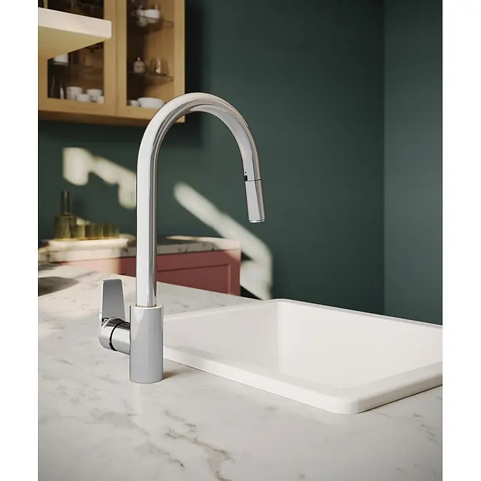 VitrA Flow Soft Spültischarmatur - Ausziehbar, Chrom, Glänzend, Höhe: 39,9 cm - Polierte Chrom-Küchenarmatur mit herausziehbarer Brause und weißem Spülbecken auf Marmorarbeitsplatte.