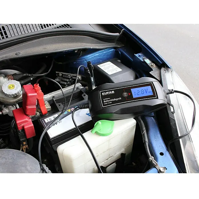 Eufab Batterie-Ladegerät - Geeignet für: Gelbatterien - Das EUFAB Batterieladegerät lädt eine Autobatterie mit 12.8V auf. Das Gerät ist schwarz und hat ein blau beleuchtetes Display.