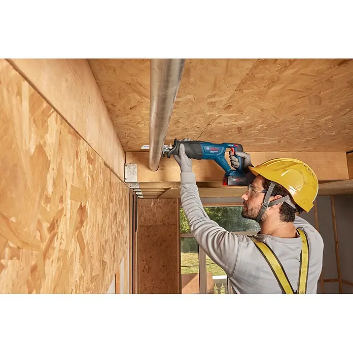 Bosch Professional AMPShare 18V Akku-Säbelsäge GSA18V-280 - 18 V, Ohne Akku, Leerlaufhubzahl: 0 /min - 3.100 /min, Inkl. L-Boxx - Ein Mann sägt mit einer blau-schwarzen Bosch Säbelsäge ein Metallrohr an einer Holzdecke durch.