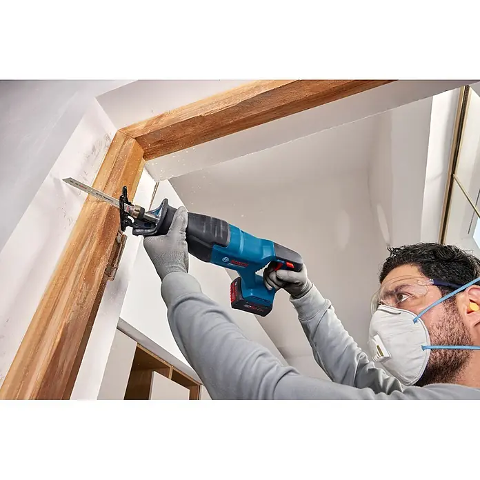 Bosch Professional AMPShare 18V Akku-Säbelsäge GSA18V-280 - 18 V, Ohne Akku, Leerlaufhubzahl: 0 /min - 3.100 /min, Inkl. L-Boxx - Eine Person benutzt eine blaue Bosch Säbelsäge zum Sägen eines Holz-Türrahmens.