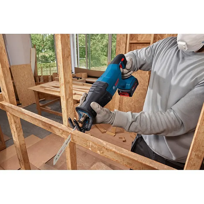 Bosch Professional AMPShare 18V Akku-Säbelsäge GSA18V-280 - 18 V, Ohne Akku, Leerlaufhubzahl: 0 /min - 3.100 /min, Inkl. L-Boxx - Kabellose blau-schwarze Bosch Säbelsäge schneidet einen Holzbalken, gehalten von einem behandschuhten Arbeiter in einer Werkstatt.