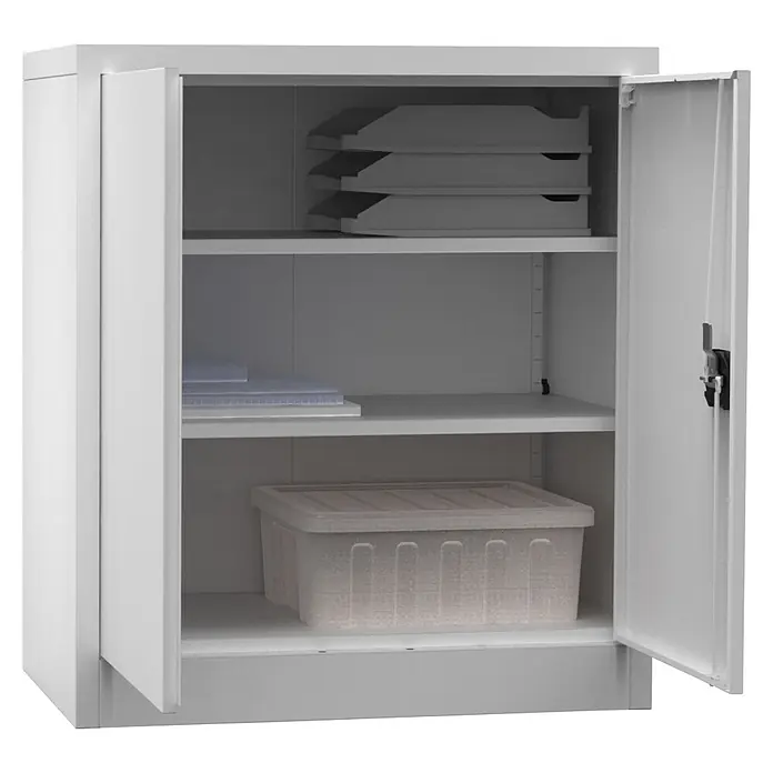 Regalux Metall-Mehrzweckschrank - H x B x T: 90 x 80 x 41 cm, Grau, Anzahl Böden: 1 Stk. - Weißer Metall-Büroschrank mit offenen Türen, zeigt Regalböden mit Dokumentenfächern, transparenten Blättern und einer grauen Aufbewahrungsbox.