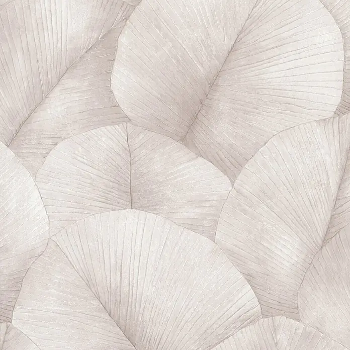 Marburg Kumano Vliestapete Floral - Rosa, Floral, 10,05 x 0,53 m - Nahaufnahme eines überlappenden hellbeigen strukturierten Blattmusters, geeignet für Tapete oder Stoff.