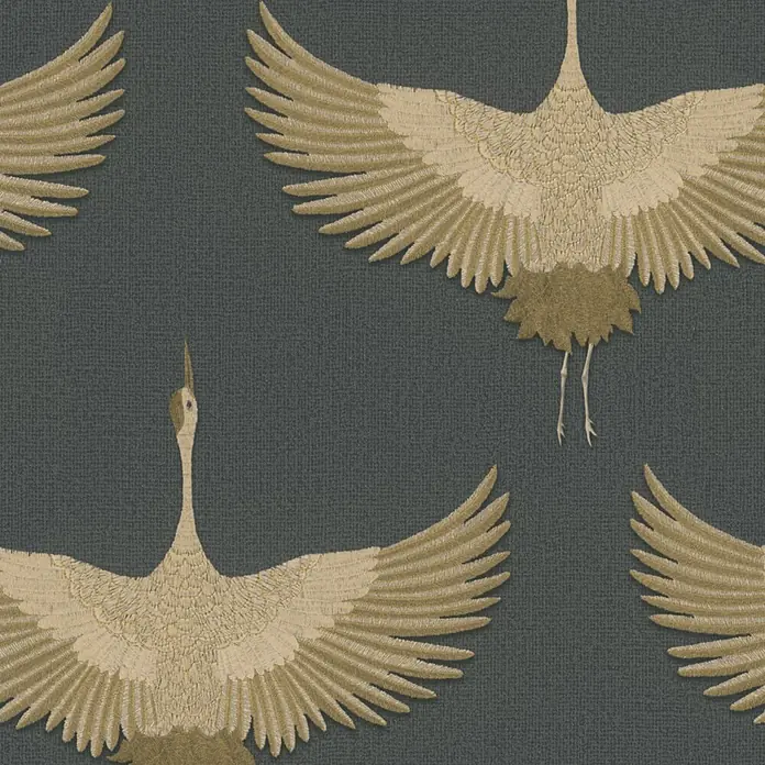 Marburg Kumano Vliestapete Grafik - Schwarz, Grafisch, 10,05 x 0,53 m - Stickmuster mit goldenen und cremefarbenen Kranichen auf dunkelgrauem Stoff oder Tapete.