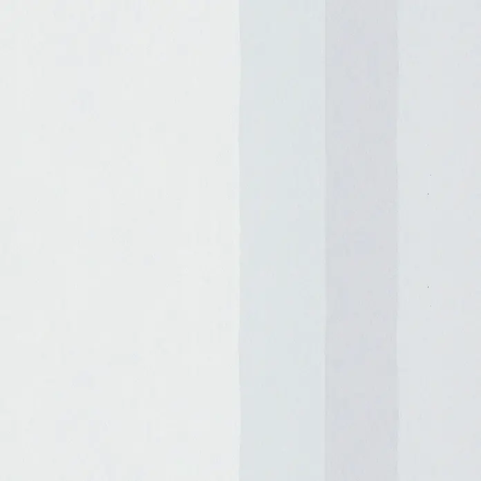 Marburg Vliestapete Novamur Oriana Streifen - Grau, Streifen, 10,05 x 0,53 m - Weiße Oberfläche mit feiner Textur und vertikalen Streifen in hellgrauen Nuancen.