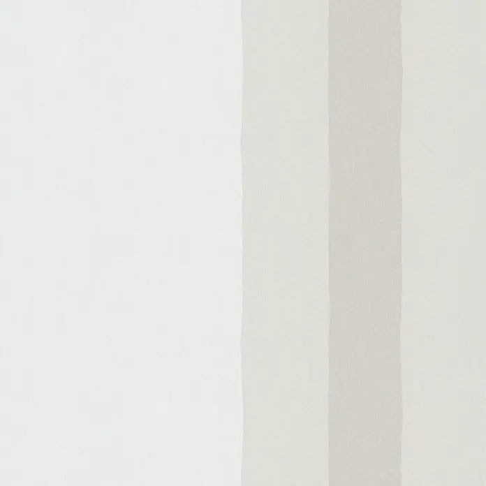 Marburg Vliestapete Novamur Oriana Streifen - Beige, Streifen, 10,05 x 0,53 m - Vertikal gestreiftes Muster in Weiß und zwei hellgrauen Farbtönen mit feiner Textur.