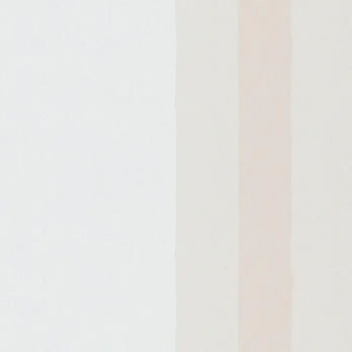 Marburg Vliestapete Novamur Oriana Streifen - Weiß-Rosa, Streifen, 10,05 x 0,53 m - Vertikale Streifen in Hellcreme und Beige auf einer texturierten Oberfläche.