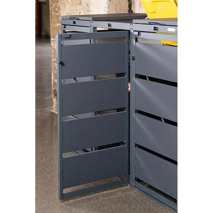MBOX Mülltonnenbox - Stahl, RAL7016, Geeignet für Anzahl Mülltonnen: 3 Stk. - Dunkelgraue Mülltonnenbox aus Metall mit Lamellen, geöffnete Tür zeigt gelben Mülltonnendeckel.