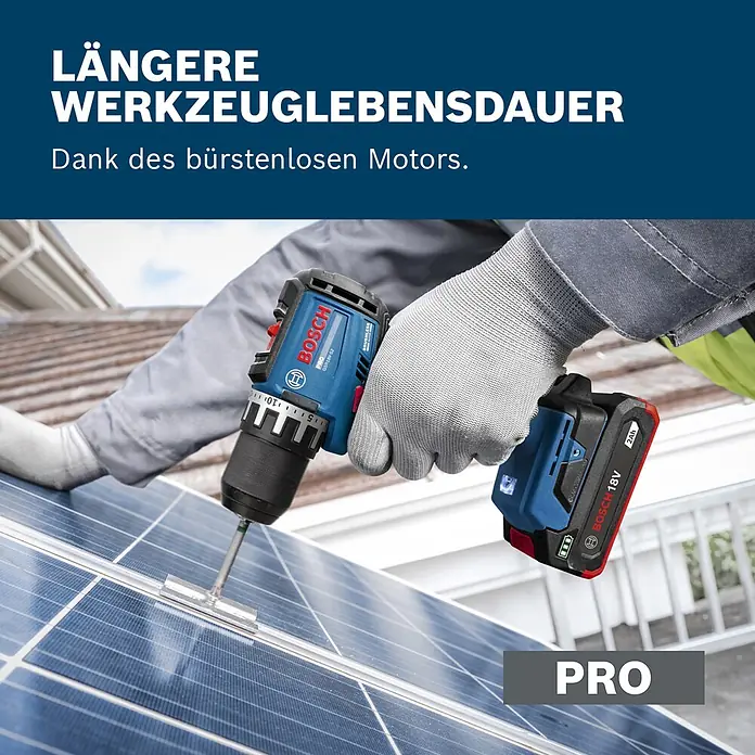 Bosch Professional AMPShare 18V Akku-Bohrschrauber GSR18V-52 - 18 V, Ohne Akku, 70 Nm, Ohne Akku - Blauer und schwarzer Bosch 18V Akku-Bohrschrauber mit 2Ah Akku, von behandschuhter Hand auf einem Solarpanel bedient.