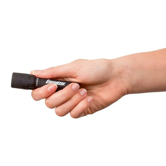 Energizer Linterna X-Focus - 2,9 x 2,9 x 15,8 cm, 7 lm - Una mano sosteniendo una linterna Energizer negra, con la palabra focus.