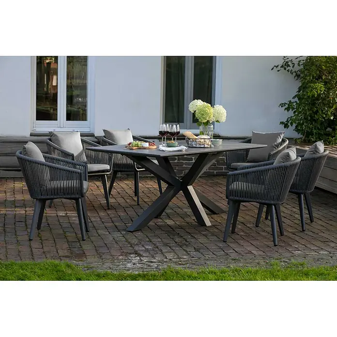 Bene Living Gartentisch Almeria - L x B x H: 200 x 90 x 76 cm, Aluminium Gestell mit gesinnerter Tischplatte aus Keramik, Rechteckig, Hellgrau - Anthrazitfarbene Outdoor-Essgruppe mit quadratischem Tisch und sechs geflochtenen Stühlen, auf einer Terrasse zum Essen bereitgestellt.