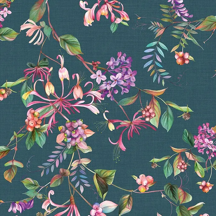 Marburg Flora Vliestapete Floral I - Blau-Grün, Floral, 10,05 x 0,53 m - Nahtloses Aquarellmuster aus rosa und lila Blüten, bunten Beeren und grünem Laub auf dunkelblaugrünem Hintergrund.
