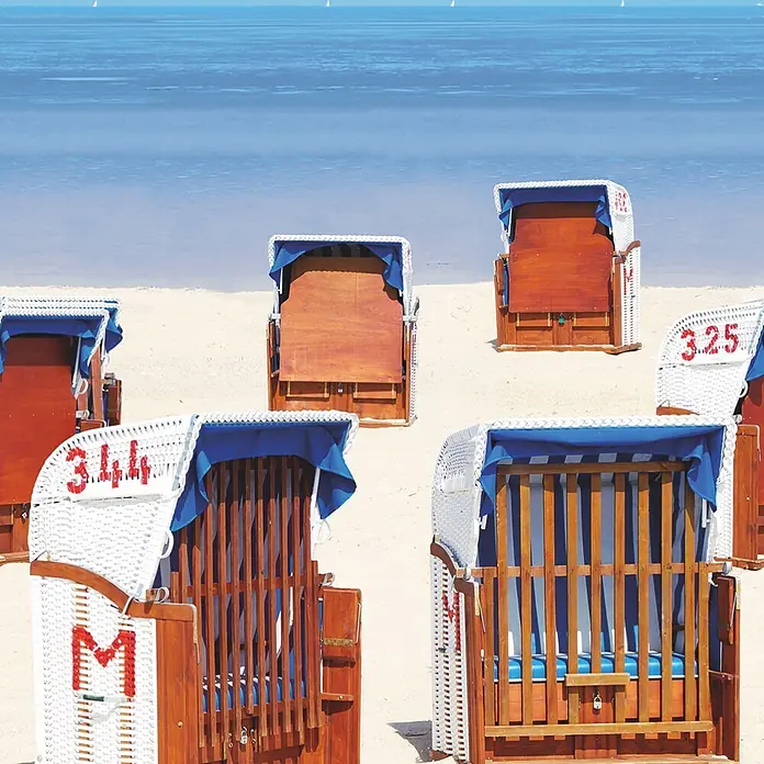 Marburg Smart Art Easy Fototapete Floral V - B x H: 159 mm x 270 cm, Vlies - Weiße Strandkörbe mit blauen Stoffdächern und Holzrahmen stehen an einem Sandstrand am Meer.