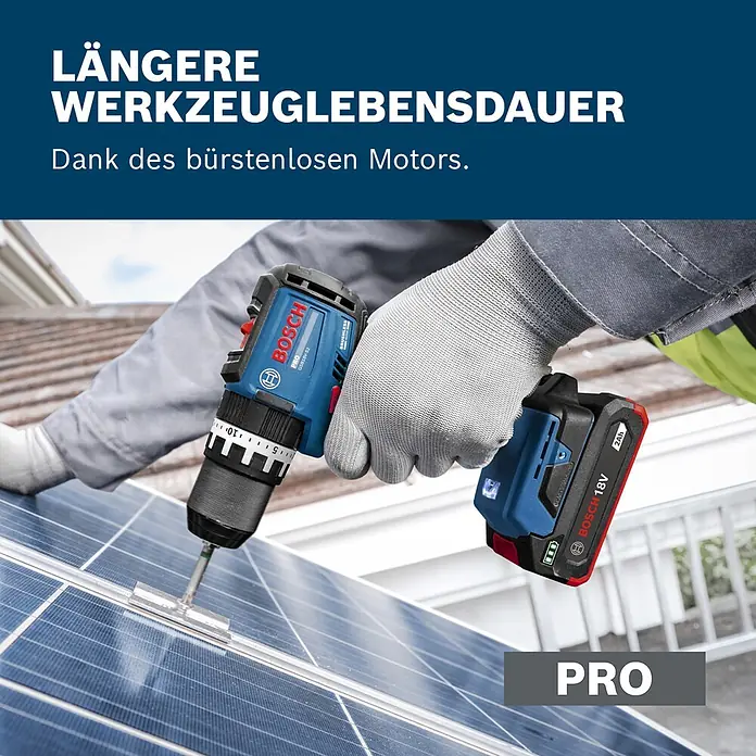 Bosch Professional AMPShare 18V Akku-Schlagbohrschrauber - 18 V, Ohne Akku, 70 Nm, Ohne L-BOXX 136 - Eine Person nutzt einen blau-schwarzen Bosch Akku-Bohrschrauber mit 18V Akku zur Arbeit an einem Solarpanel.