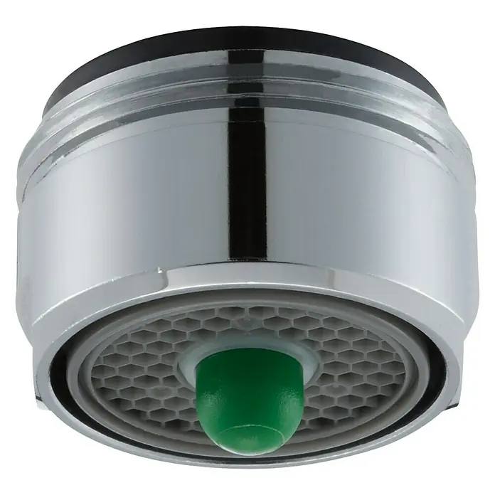 Neoperl Strahlregler Push - M24, 1 Stk., 5 l/min - 11 l/min - Nahaufnahme eines Chrom-Wasserhahnbelüfters mit einem grünen Durchflussbegrenzer für eine effiziente Wassernutzung.