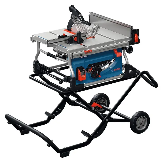 Bosch Professional Transport- & Arbeitstisch PRO GTA50W - Arbeitshöhe: 56,1 cm, Belastbarkeit: 180 kg - Blaue und graue Bosch Tischkreissäge mit transparentem Blattschutz auf einem schwarzen Rollenständer.