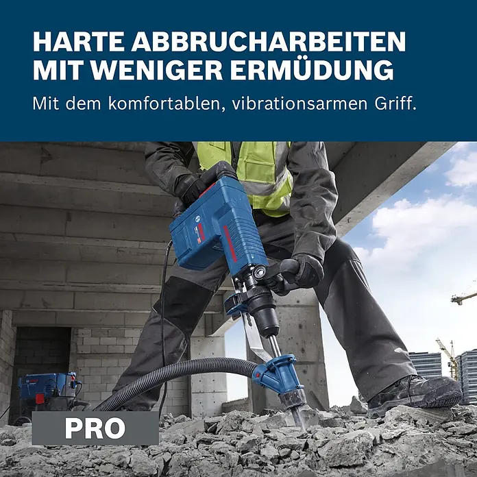 Bosch Professional Schlaghammer GSH 11 EV - 16,8 J, Max. Schlagzahl: 1.890 U/min, SDS-Max-Aufnahme - Blauer und roter Bosch Abbruchhammer, von einem Arbeiter zum Betonabbruch verwendet, mit vibrationsarmem Griff.