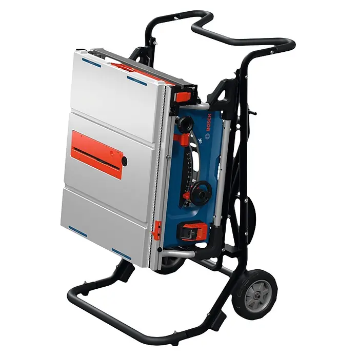 Bosch Professional Transport- & Arbeitstisch PRO GTA50W - Arbeitshöhe: 56,1 cm, Belastbarkeit: 180 kg - Geklappte Bosch Tischsäge auf schwarzem Rollständer mit blauen und grauen Komponenten und roten Akzenten, transportbereit.