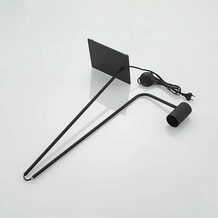 Lindby Stehleuchte Sanad - schwarz, schwarz, GU10 - Mattschwarze Metall-Stehleuchte mit flachem Sockel, schlanken Stangen, zylindrischem Leuchtenkopf und Fußschalterkabel.