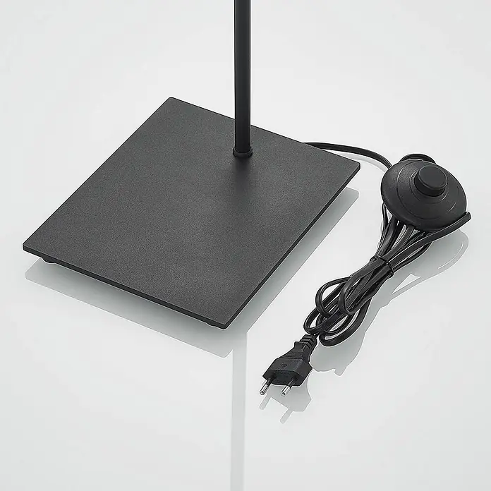 Lindby Stehleuchte Sanad - schwarz, schwarz, GU10 - Schwarzer rechteckiger Lampenfuß mit schwarzem Rohr, Netzkabel, Fußschalter und Eurostecker.