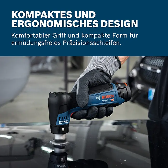 Bosch Professional Akku-Exzenterschleifer GEX 12V-32 - 12 V, Ohne Akku, Durchmesser Schleifteller: 32 mm - Eine Person mit Handschuh hält einen blau-schwarzen Bosch Professional Akku-Exzenterschleifer beim Schleifen einer dunklen, reflektierenden Oberfläche.