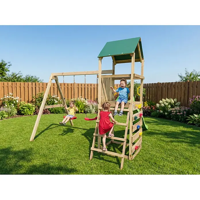 Max Play Kinderspielturm 2.1 - L x B x H: 293 x 356 x 262 cm, Natur - Hölzernes Spielturm mit grünem Dach, zwei Schaukeln und Kletterwand, von Kindern im Garten genutzt.