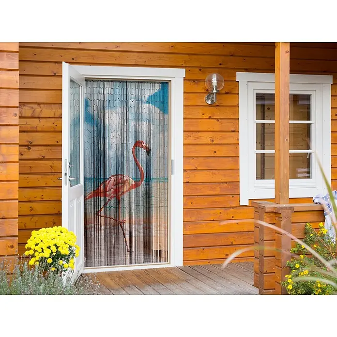 Conacord Türvorhang Flamingo - Bunt, B x H: 90 x 200 cm - Perlenvorhang aus Holz mit rotem Flamingo-Design, hängt in einem weißen Türrahmen einer Hütte.