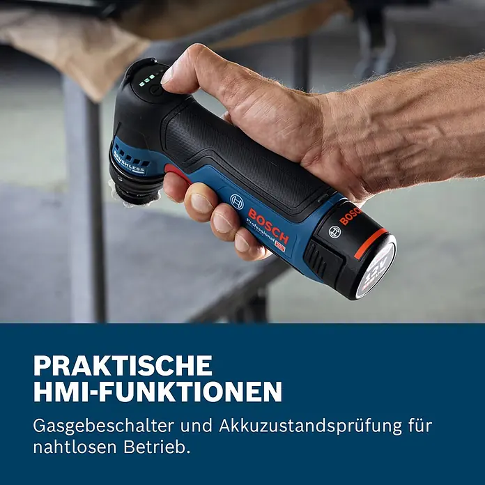 Bosch Professional Akku-Schwingschleifer GSS 12V-32 - 12 V, Ohne Akku, Leerlaufschwingzahl: 6.000 U/min - 16.000 U/min - Eine Person hält ein blau-schwarzes Bosch Professional Akku-Multifunktionswerkzeug mit leuchtender Akkuanzeige.