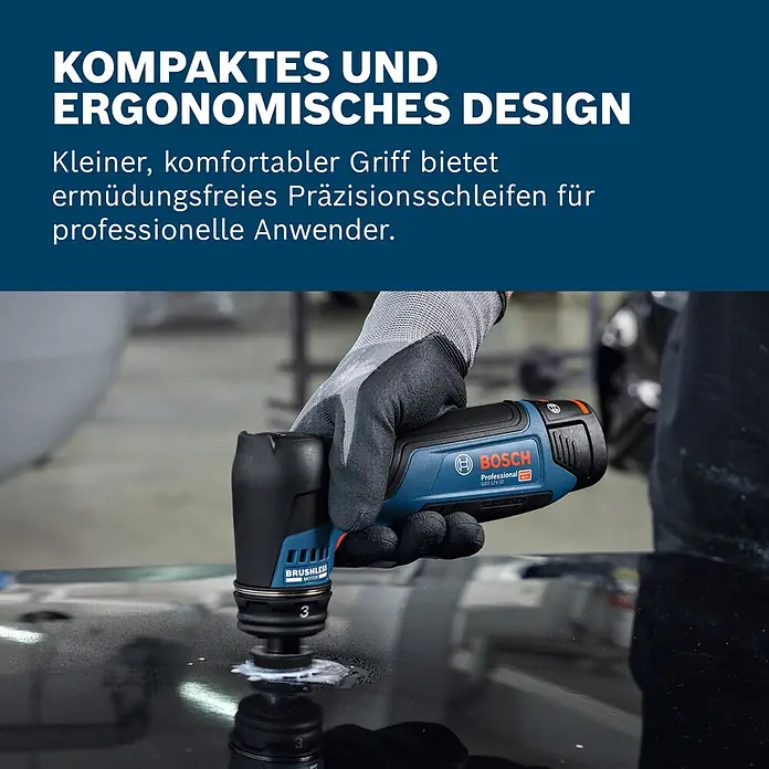 Bosch Professional Akku-Schwingschleifer GSS 12V-32 - 12 V, Ohne Akku, Leerlaufschwingzahl: 6.000 U/min - 16.000 U/min - Eine behandschuhte Hand benutzt einen blauen und schwarzen Bosch GSS 12V-32 Akku-Schwingschleifer, um eine schwarze Oberfläche zu polieren.