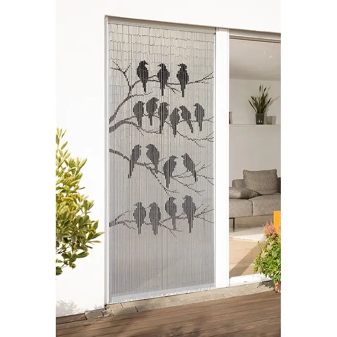 Conacord Türvorhang Birds - Weiß, B x H: 90 x 200 cm - Perlenvorhang für Türen mit grau-schwarzem Vogel-auf-Ast-Design, an einer Terrassentür installiert.