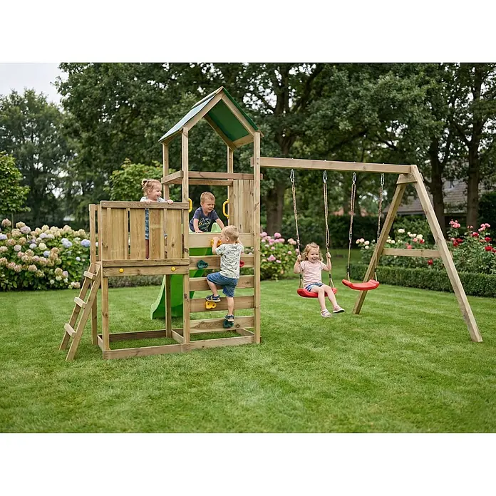 Max Play Kinderspielturm 3.2 - L x B x H: 395 x 356 x 262 cm, Natur - Kinder spielen auf einem hölzernen Spielplatz mit Rutsche, Kletterwand und Schaukeln.