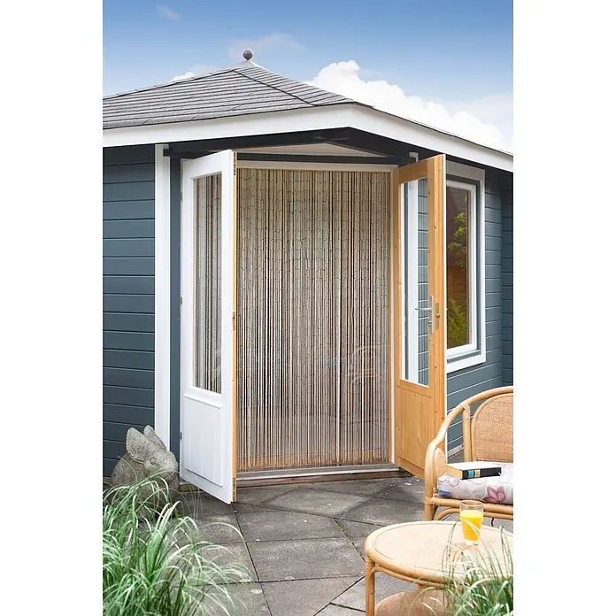 Conacord Türvorhang - Weiß, B x H: 120 x 220 cm - Natürlicher Bambus-Türvorhang hängt in der offenen Tür eines Gartenhauses.
