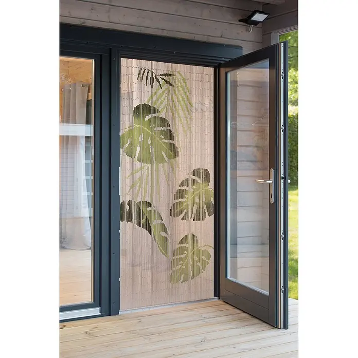 Conacord Türvorhang Palmblatt - Weiß/Grün, B x H: 90 x 200 cm - Türvorhang aus Bambusfäden mit grünem Monstera- und Palmenblattmuster, an einer Außentür.