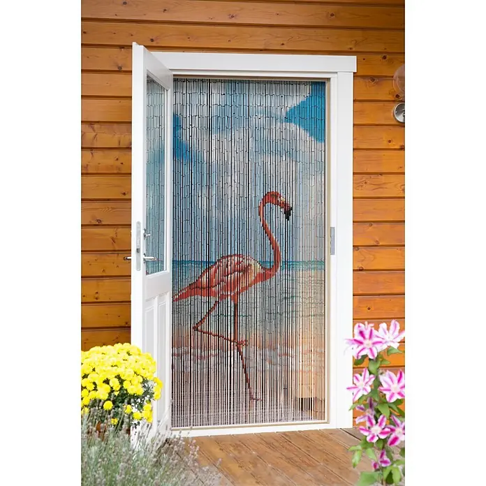 Conacord Türvorhang Flamingo - Bunt, B x H: 90 x 200 cm - Holzperlen-Türvorhang mit Flamingomotiv, in einem Eingang einer rustikalen Holzhütte.