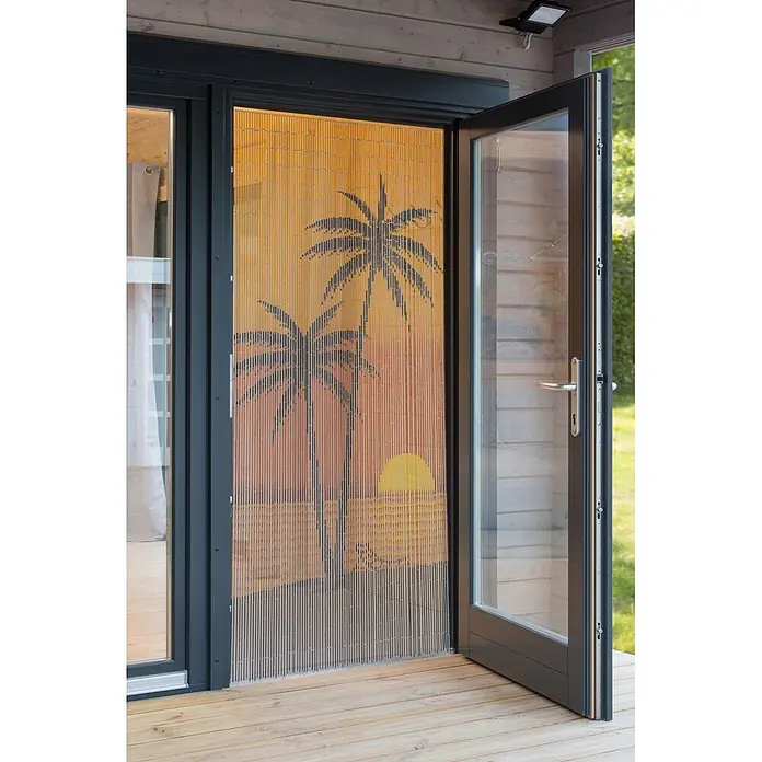 Conacord Türvorhang Beach - Gelb, B x H: 90 x 200 cm - Bambus-Perlenvorhang mit Palmen- und Sonnenuntergangsmotiv, in einer offenen Tür hängend.