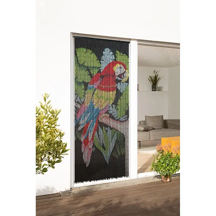 Conacord Türvorhang Papagei - Bunt, B x H: 90 x 200 cm - Bunter Bambusperlenvorhang mit Papageienmotiv, in einem Türrahmen zwischen Innenraum und Terrasse installiert.